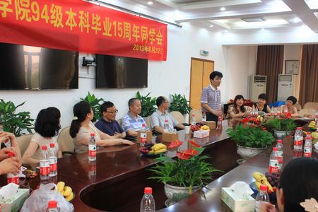 外国语学院副院长潘春雷向94级校友介绍学校学院发展情况