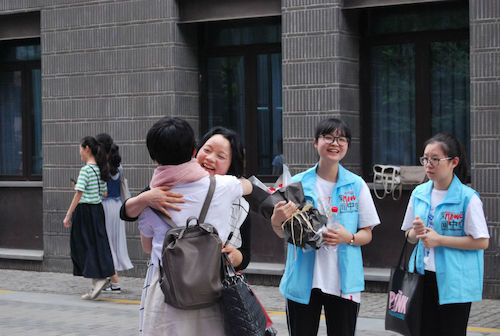 激动拥抱 激动拥抱