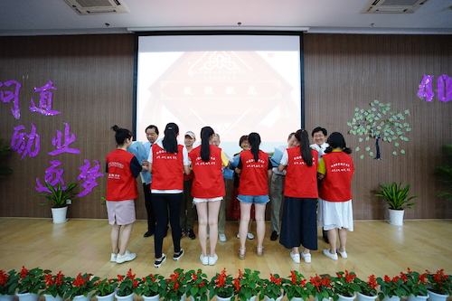 7为老领导老教师献花 7为老领导老教师献花