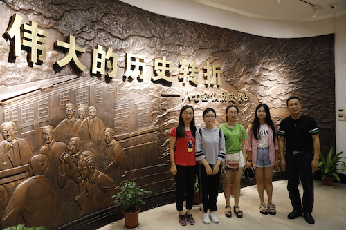 7月7日外院小分队在八七会址合影