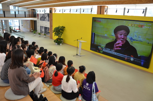 观看老兵先进事迹2