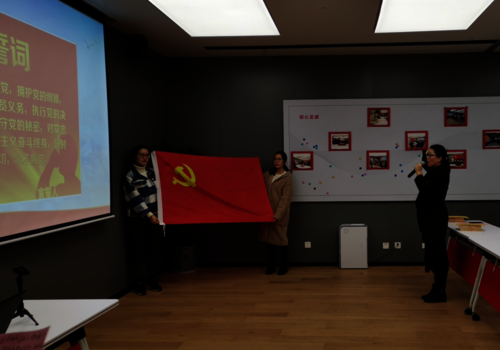  日本色情片
后勤服务集团综合办副主任、组织员汝建英老师领誓