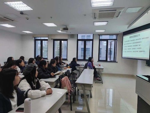 外国语学院各班级组织召开“共建绿色校园”主题班会