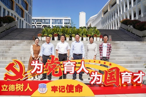 校门口合影2 校门口合影2