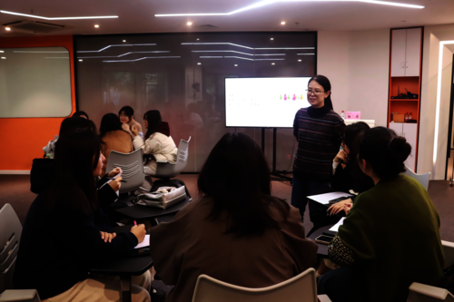 杨肖老师与同学们