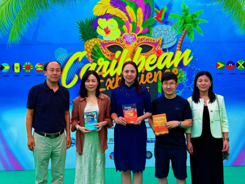 图五 三位译者与外交部集邮协会前秘书长马小玲先生合影留念