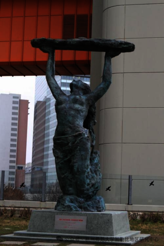 图五 袁熙坤先生创作并捐赠的“女娲补天”雕塑2021年入驻维也纳联合国中心